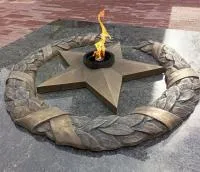 Бронзовый венок со звездой вечного огня в Краснодаре (518550)